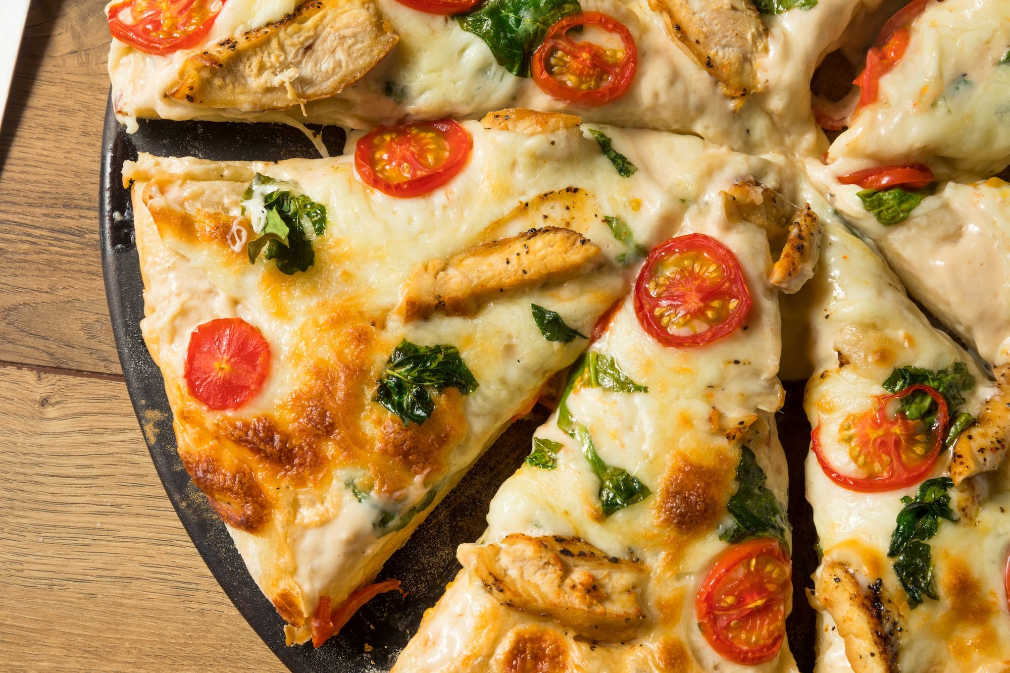 Kylling som topping kan være et litt annerledes valg på pizzaen