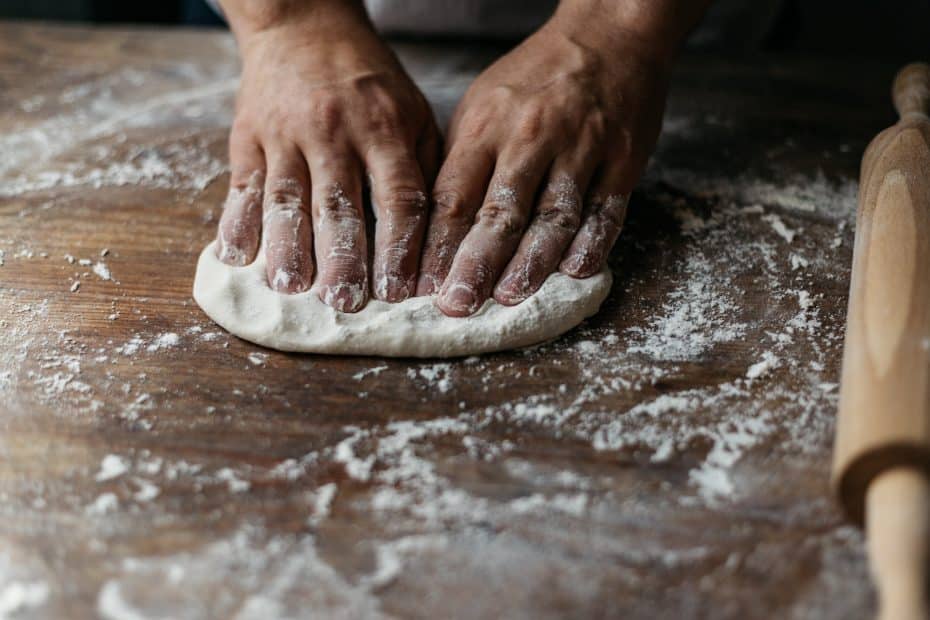 Hvordan lage pizzadeig for tynn bunn