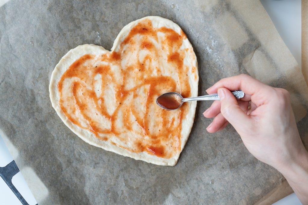 Pizzadeig formet som et hjerte